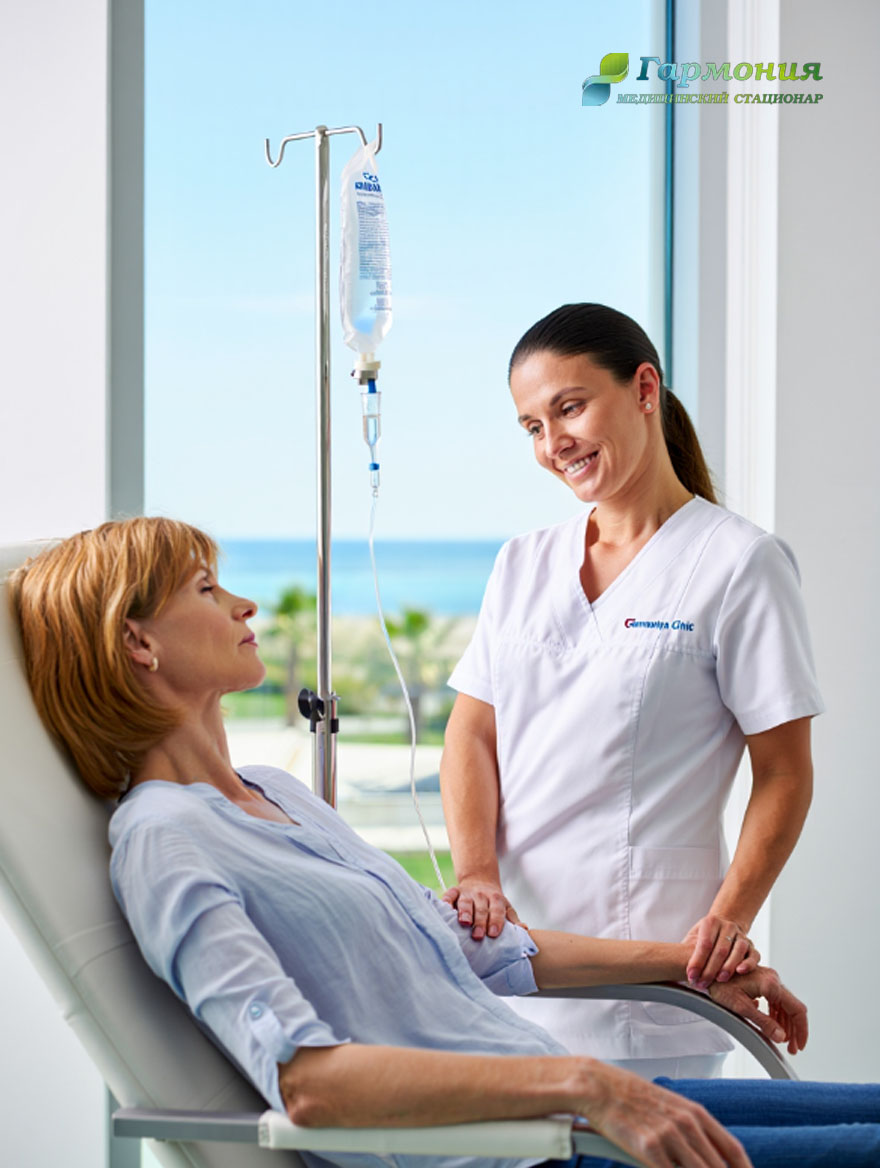 Врач и пациент с капельницей на фоне берега Уральска