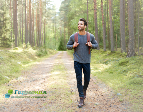 Мужчина гуляет на улице